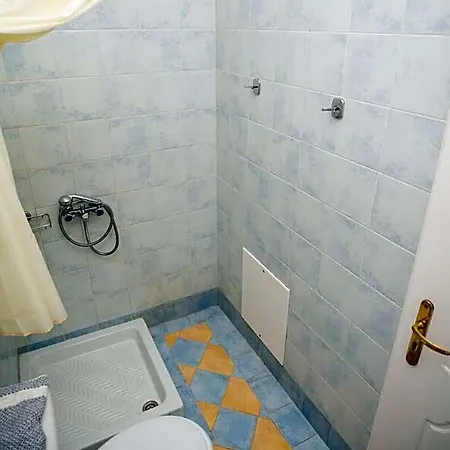 Manos 3* Vari (Syros)